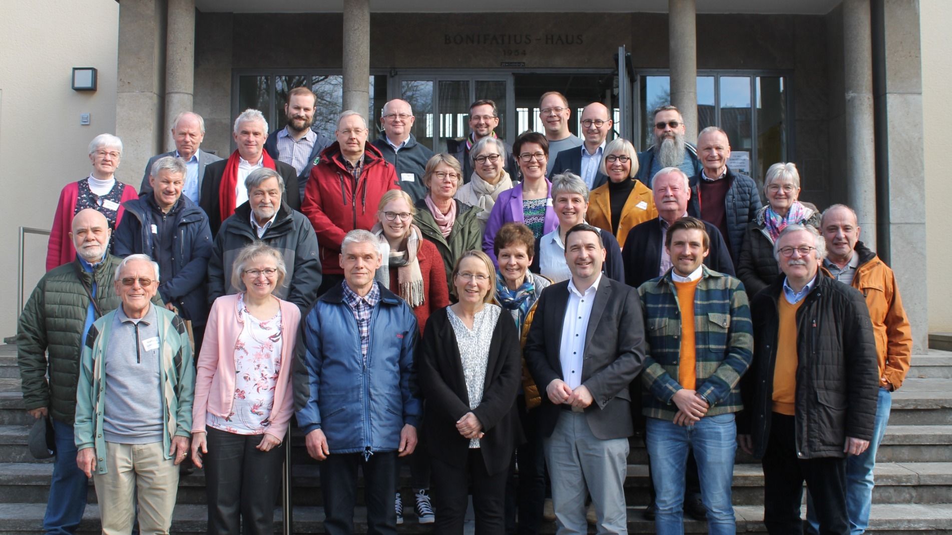Katholikenrat März Gruppenfoto 2024. Bei ihrem Treffen im Fuldaer Bonifatiushaus stellen sich die Mitglieder des Katholikenrats zum Gruppenfoto auf.