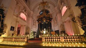 Im Fuldaer Dom herrschte am Heiligen Abend bei Kerzenschein und weihnachtlicher Musik eine besondere Atmosphäre. Foto: Bistum Fulda / Dr. Arnulf Müller